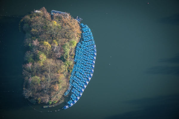 Aerial view of the pattern of rowing boats on the Serpentine, Hyde Park, London. 0612